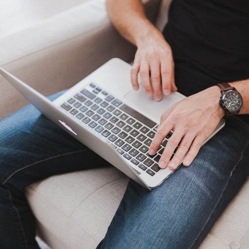 Um homem com notebook