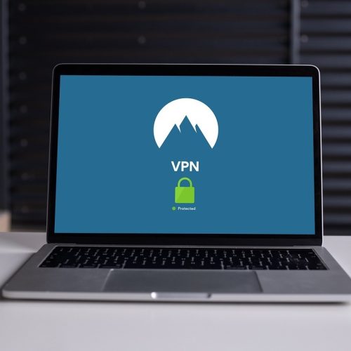 Um notebook se conectando a uma vpn